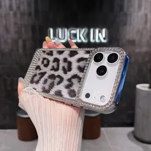 Funda para iPhone con diamantes de imitación y estampado de leopardo de lujo, elegante protector.
