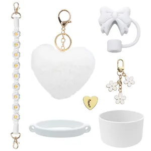 Weißes Stanley Becher Zubehör Set mit Schleife Strohhalm Deckel und Plüsch Herz Anhänger.