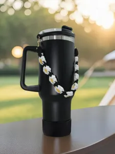 Mayro thermiko pot me cheiroti plekti margarita strap leptomeria stin fotografia.