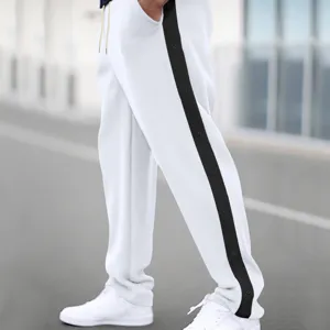 Heren casual brede jogger broek met zijdelingse drukknopen detail streetwear look.