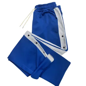 Detail van heren losse color-block sportbroek met drukknoppen en trekkoord in de taille.