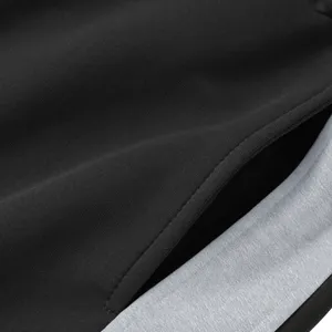 Detailfoto van casual herenbroek met een stijlvol zakontwerp en contrasterende kleurencombinatie.