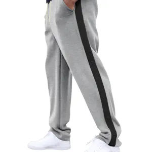 Detailopname van casual heren joggingbroek met zwarte zijstreep met drukknopen.