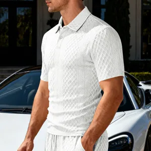 Primo piano dettaglio della polo da uomo a maniche corte in jacquard strutturato estivo.