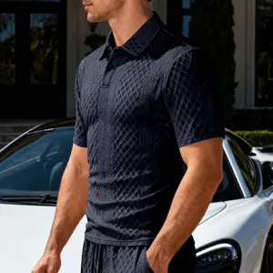 Vista dettagliata polo jacquard casual da uomo, top traspirante a maniche corte per estate.