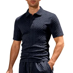 Primo piano della polo da uomo in jacquard strutturato, che mostra il colletto e il tessuto.