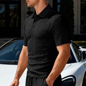 Primo piano sui dettagli della polo nera a maniche corte in jacquard strutturato da uomo.