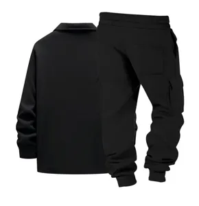 Schwere Herren Fleecejacke und Cargohose Set, warme Outdoor Freizeitbekleidung in Schwarz.