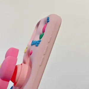 Detailansicht der rosa Silikon-Handyhülle mit 3D-Halterung und niedlichen Blumendekoren.