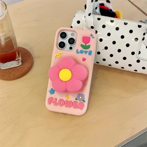 Detailansicht der rosa 3D Blumen Handyhülle mit niedlichem Griff und dekorativen Elementen.