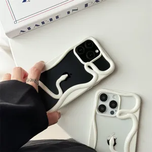 Gros plan détaillé de la coque de téléphone serpent blanc 3D avec une texture exquise.