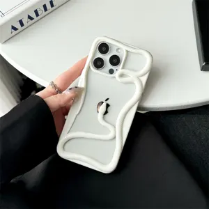 Vue de détail en gros plan de la coque de téléphone serpent blanc 3D au dos mat translucide.