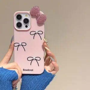 Detailansicht der niedlichen rosa Strass Schleife Handyhülle mit Perlen im süßen Stil.