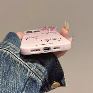 Detailansicht der rosa Perlen Schleife Handyhülle mit funkelnden Strasssteinen und Dekor.