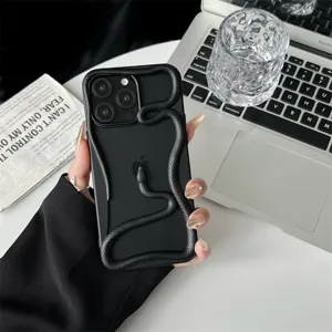 Vue détaillée exquise de la coque de téléphone serpent 3D noire avec une texture mate unique.