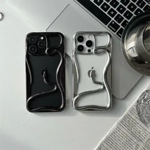 Vue détaillée de la coque iPhone serpent électrodéposée 3D, design élégant mat et brillant.