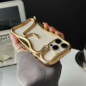 Vue détaillée d'étui de téléphone serpent 3D plaqué or, dos transparent luxueux.