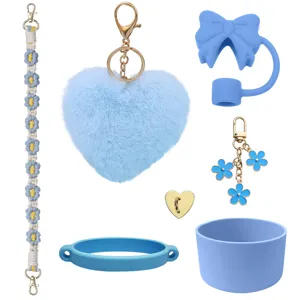 Stanley Becher Zubehör Set mit Silikon Schutzhülle, Strohhalm Topper, Gurt und Plüsch Anhänger.