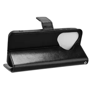 Detalle en primer plano de la funda de cuero negro con abertura para cámara y cierre magnético.