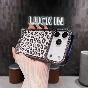 Primer plano detallado de la funda de teléfono de lujo con diamantes de imitación de leopardo.