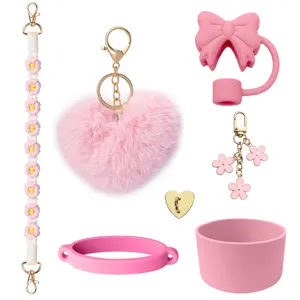 Rosa Becher Zubehör Set mit Silikonstiefel, Schleife Strohhalmdeckel und Plüsch Herz Anhänger.