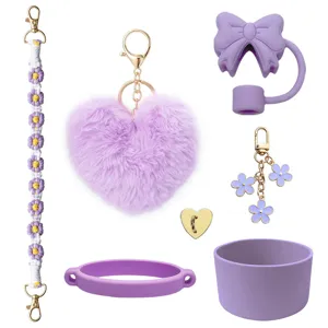Lavendel Becher Zubehör Set mit Silikonboden, Schleife Strohhalmabdeckung und Plüsch Herz.