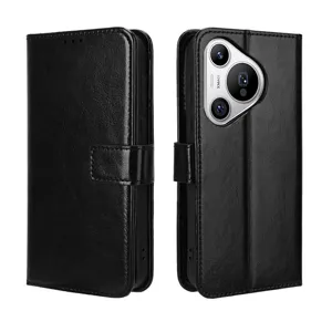 Vista detallada de la funda con solapa de cuero negro con ranuras para tarjetas y soporte.