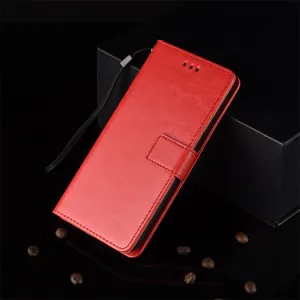 Detalle de funda de cuero roja tipo libro, con ranuras para tarjetas y cordón elegante.