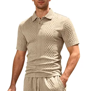 Primo piano del tessuto jacquard texturizzato e del dettaglio del colletto polo da uomo beige.