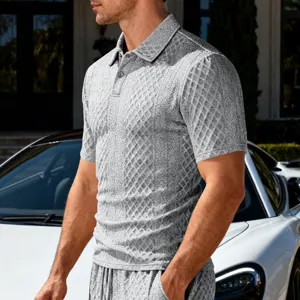 Dettaglio polo uomo grigia in jacquard a maniche corte, top estivo casual con colletto.