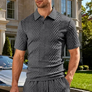 Polo uomo grigia a maniche corte casual con motivo jacquard testurizzato unico.