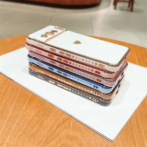 Vue détaillée de coques de téléphone électrolytiques cœur empilées proprement en couleurs.