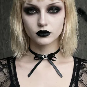 Nahaufnahme des gotischen schwarzen Schleifen-Choker-Halsbands mit glitzerndem Sternanhänger.