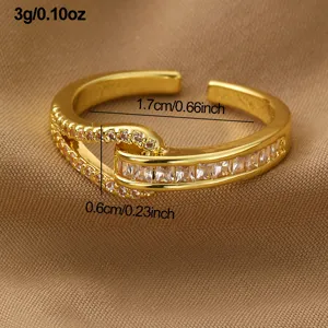 Exquisites Zirkon-Detail des offenen Goldrings mit funkelnden eingefassten Steinen.