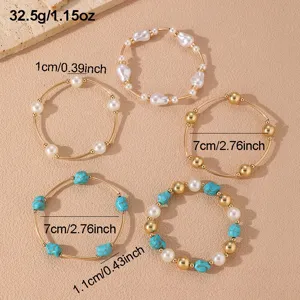 Detalles en primer plano del set de pulseras de cadena dorada con perlas y cuentas turquesas.