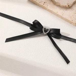 Nahaufnahme der schwarzen Leder Schleife Choker Halskette mit Strass Herz Anhänger, Goth Schmuck.