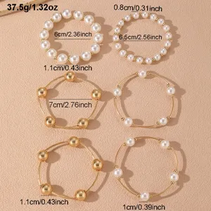 Vista detallada del moderno juego de pulseras de perlas y cuentas doradas para mujeres.