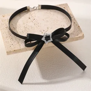 Detailansicht der schwarzen PU Leder Choker Halskette mit Schleife und Strass Stern.