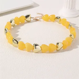 Σικ κολιέ τσόκερ με χάντρες καρδιάς από κίτρινη ρητίνη και χρυσές λεπτομέρειες για γυναίκες.