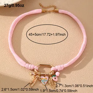Rosa geflochtene Kette mit niedlichen Anhängern und goldener Hardware Modeschmuck