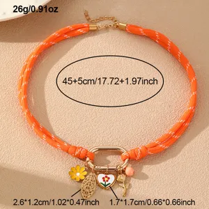 Detailansicht der orangen geflochtenen Chokerkette mit süßen Blumenanhängern und Maßangaben.