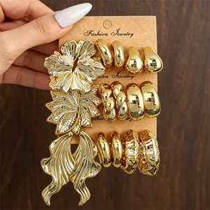 Detailansicht eines trendigen, extravaganten Ohrring-Sets in Gold mit schicken Blumen.