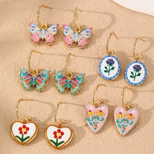 Detailansicht süßer Emaille Schmetterling und Blumen Herz Creolen Set, stilvolle Ohrringe Set chic.