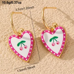 Goldene Creolen mit süßen rosa Herz-Kirsch-Anhängern, stilvoller und schöner Damenschmuck.