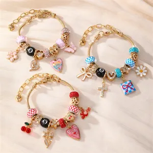 DIY Charm Armband Set mit goldenen Schlangenketten, bunten Perlen und niedlichen Anhängern.