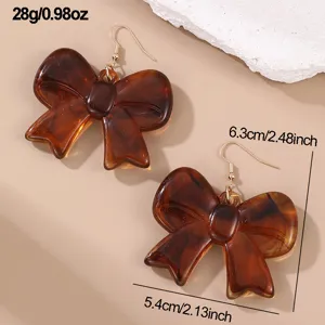 Detailansicht brauner Schildpatt Schleife Ohrringe, elegante Harz Ohrhänger für Damen.