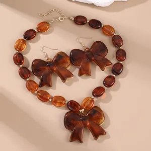 Braunes Schildpatt Schleife Halskette und Ohrringe Set, Detailansicht von Modeschmuck.