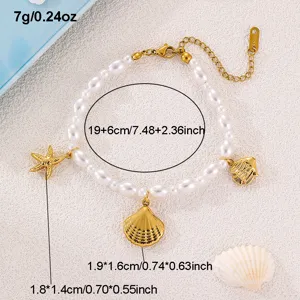 Nahaufnahme des Strand Perlen Armbands mit Seestern und Muschel Anhängern im Detail.