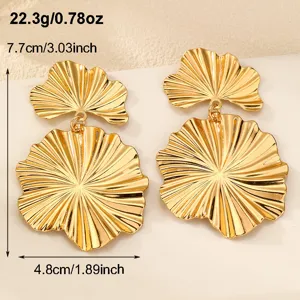 Goldene Ginkgoblatt Ohrringe für Damen, metallische Statement Ohrhänger, eleganter Schmuck.