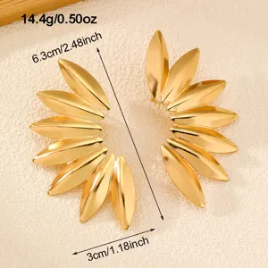 Goldene metallische Blatt Statement Ohrringe für Damen, elegantes Fächerdesign, toller Schmuck.
